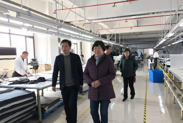 虎豹集團(tuán)沙增斌副總經(jīng)理陪同謝會(huì)長、郁會(huì)長參觀工廠